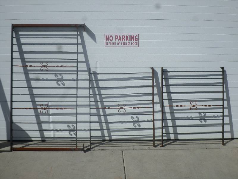 lot 6 image: 3-Piece Steel Railing (2) 37.5 x ...