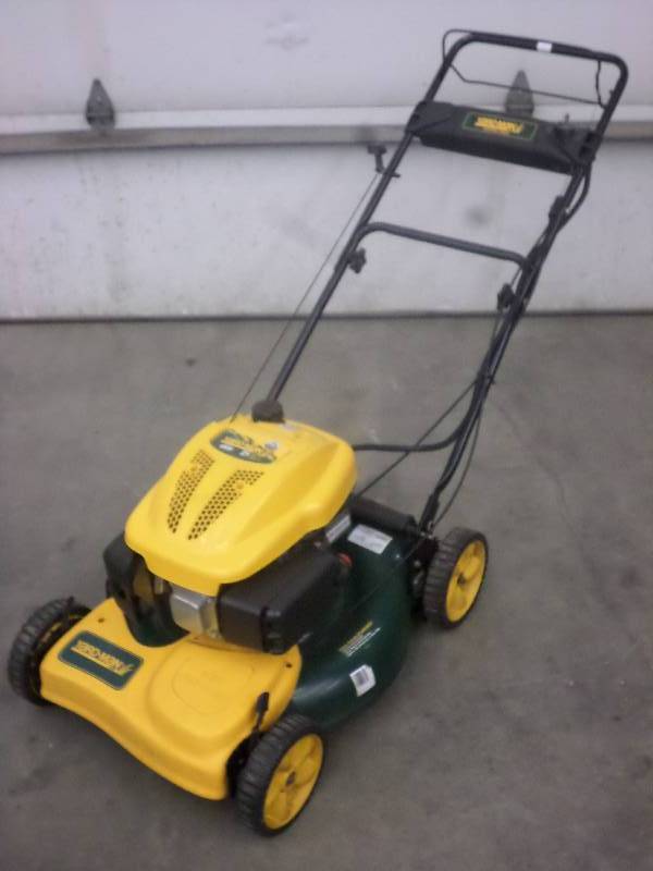 lot 8 image: Like New Yardman Self-Propelled 21...