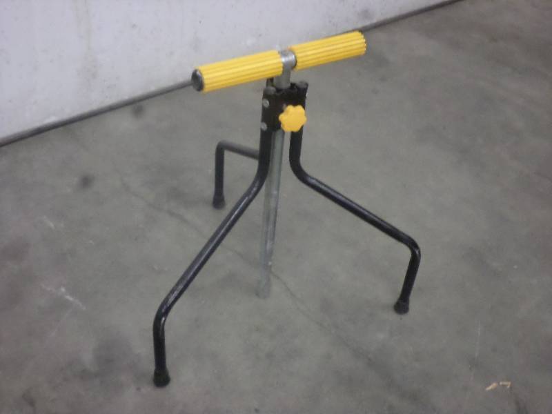 lot 12 image: Adjustable Height Tri-Pod Roller Gu...