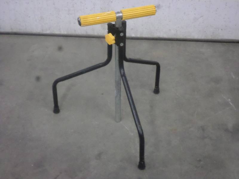 lot 13 image: Adjustable Height Tri-Pod Roller Gu...