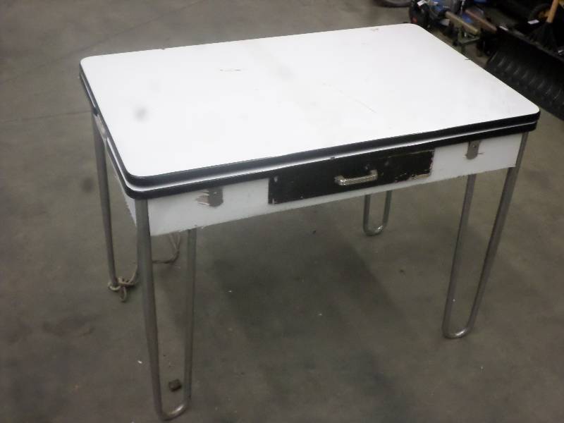 lot 42 image: Antique DeskTable With Pull-Out Ex...