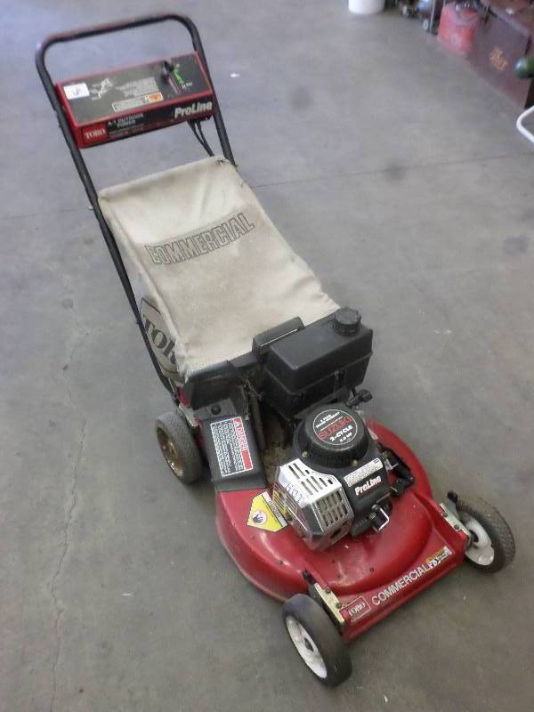 lot 61 image: Toro Commercial 3-Speed 21 Mower W...