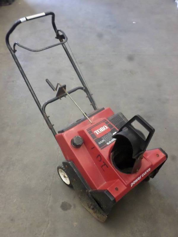 lot 63 image: Toro CCR3000 GTS 5HP Snowblower ...