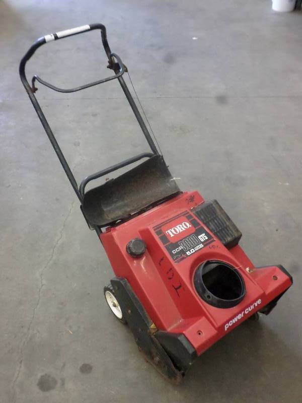lot 64 image: Toro CCR3000 GTS 5HP Snowblower For...