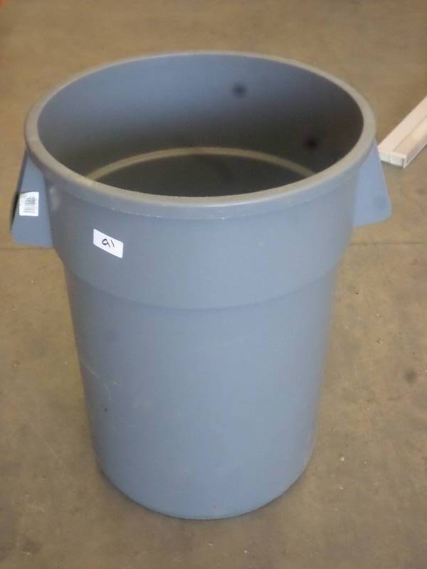 lot 91 image: Rubbermaid Brute Garbage Can ...