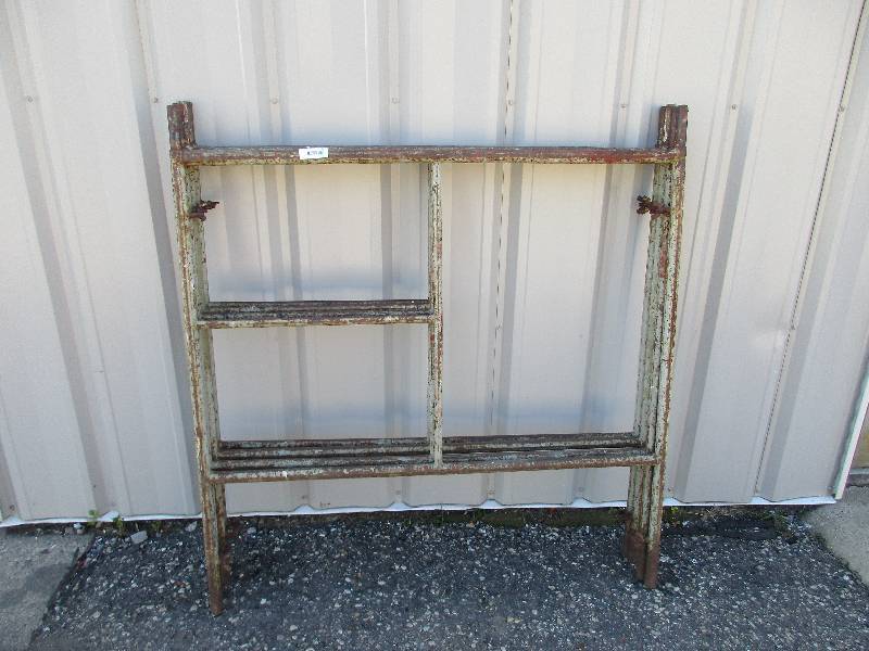 4 scaffolding uprights