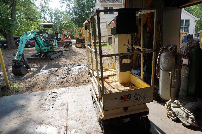 2009 Aeup Absolute EZ UP Model 1AWP9.6 Industrial Aerial Work Platform Battery Powered Man Lift