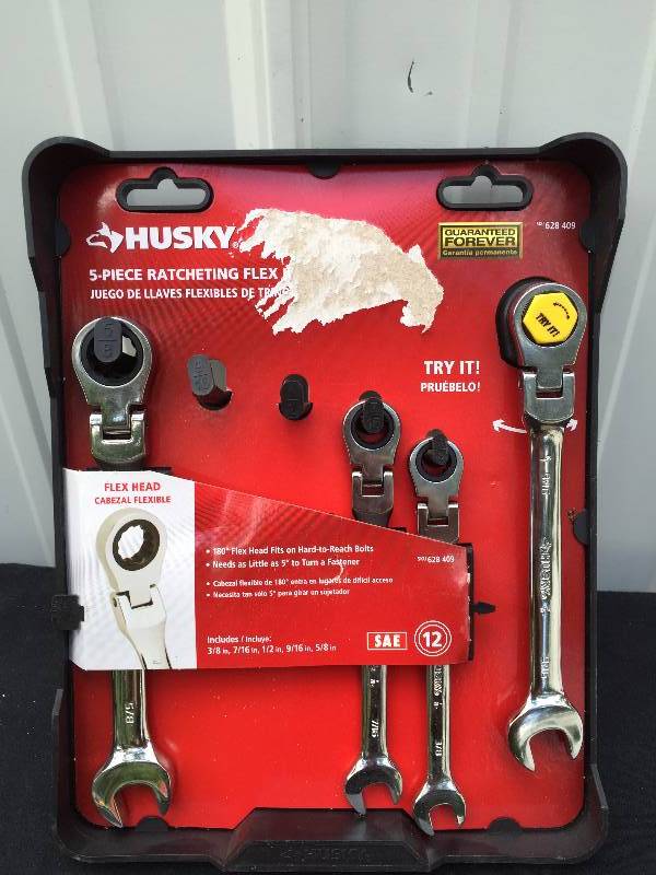 lot 17 image: Husky - Reversible Ratcheting Wrench Set - SAE Set