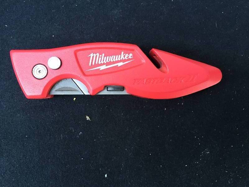 lot 37 image: Milwaukee Utility Knife