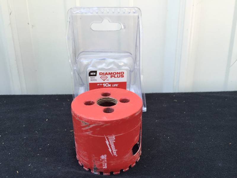 lot 53 image: Milwaukee 2 Hole Saw