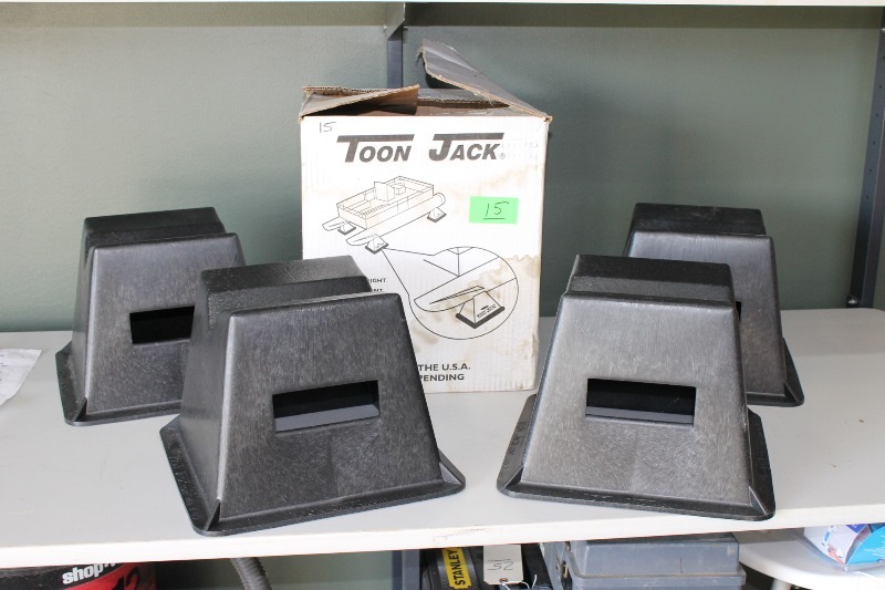 lot 15 image: TOON JACKS