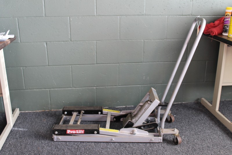 lot 17 image: Motorcycle Lift