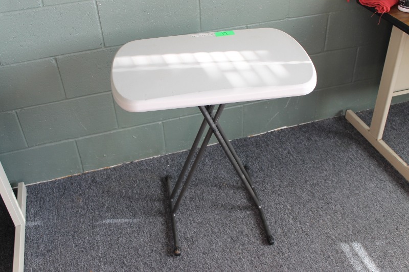 lot 19 image: Folding Table
