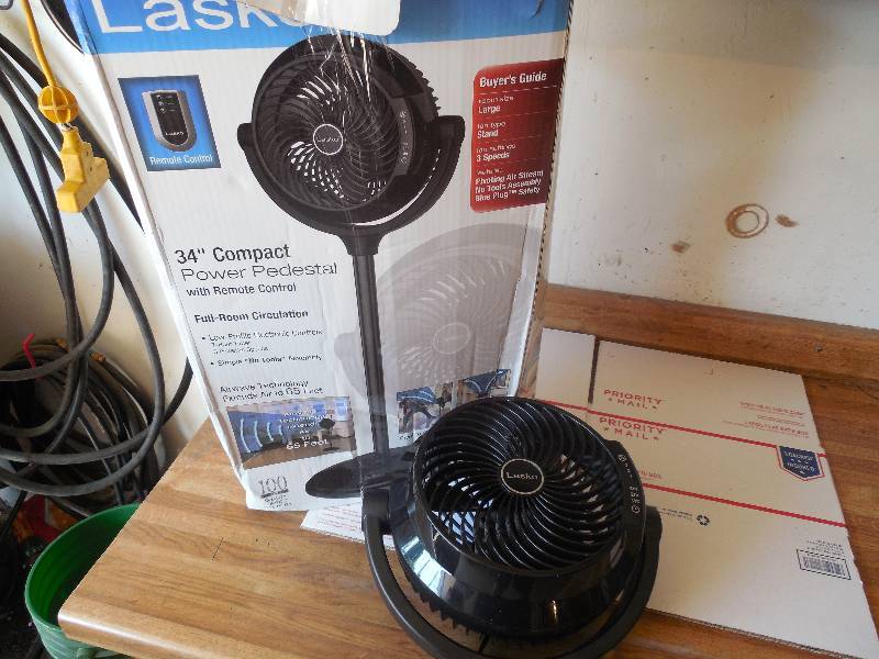 lot 7 image: 34 Compact Power Pedestal Fan with Remote Control