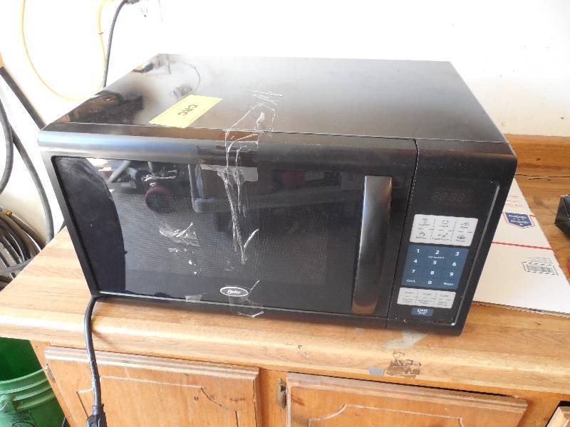 lot 17 image: Oster 1.1 Cu Ft 1100 Watts Digital Microwave Oven
