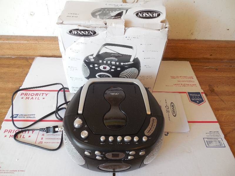 lot 23 image: Jensen Portable CD Player Boombox - AMFM, LCD Display