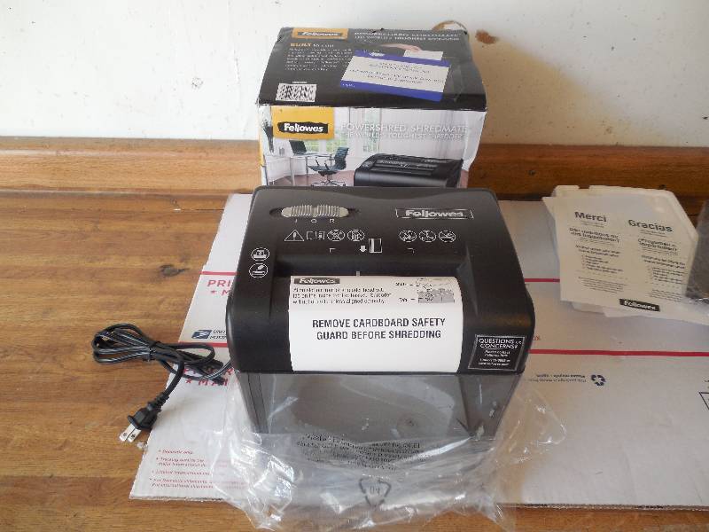 lot 28 image: Fellowes Powershred Shredmate Paper Shredder Black