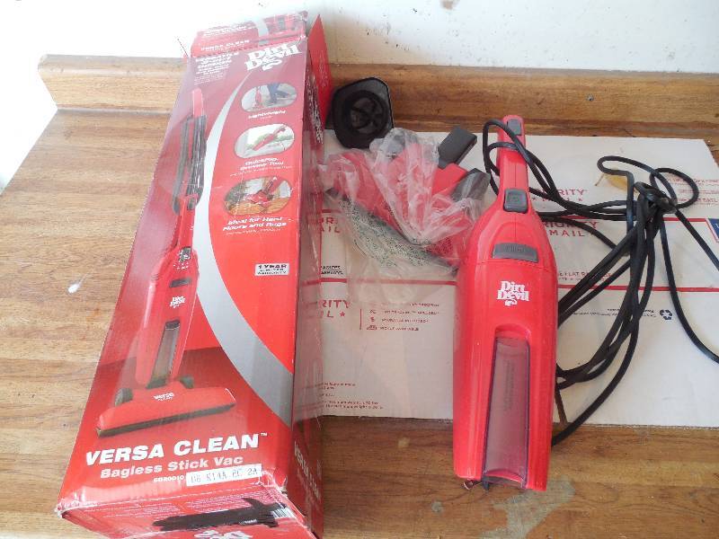 lot 30 image: Dirt Devil Versa Clean Stick Vac