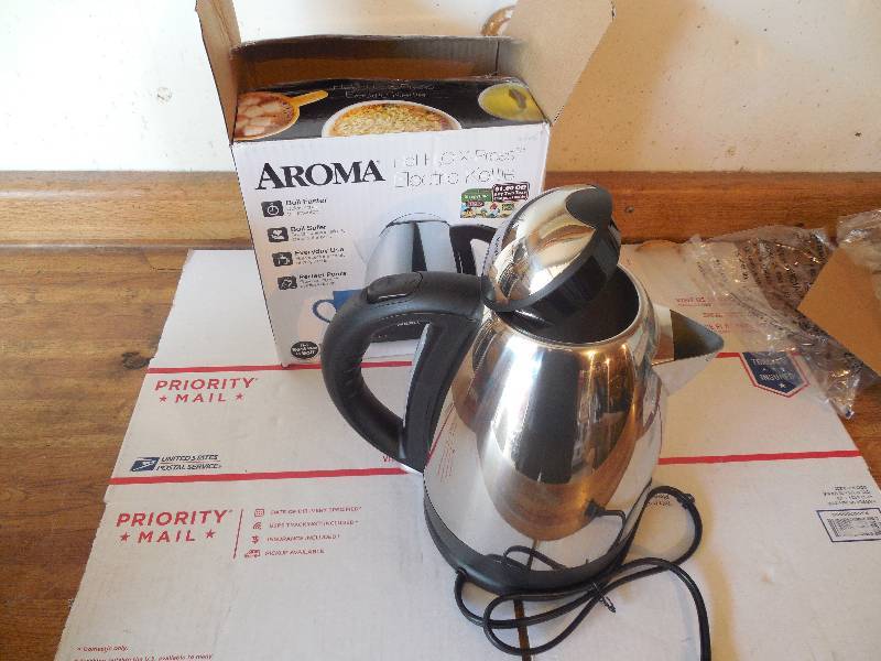 lot 34 image: Aroma Hot H20 X-Press 7-Cup Electric Water Kettle