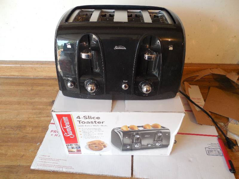 lot 38 image: Sunbeam 4-Slice Extra-Wide Slot Toaster, Black