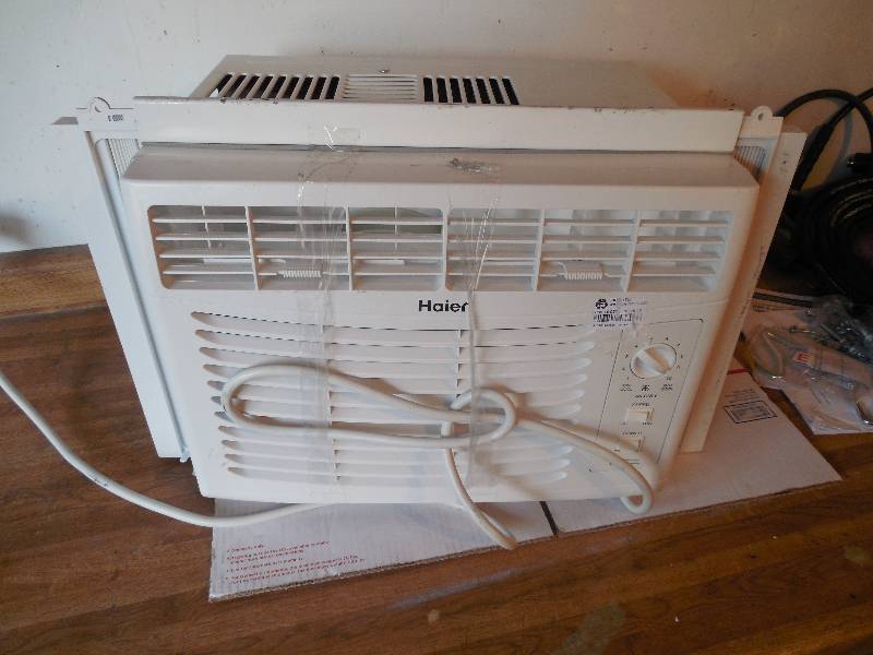 lot 42 image: Haier 5,000 BTU Window Air Conditioner - White
