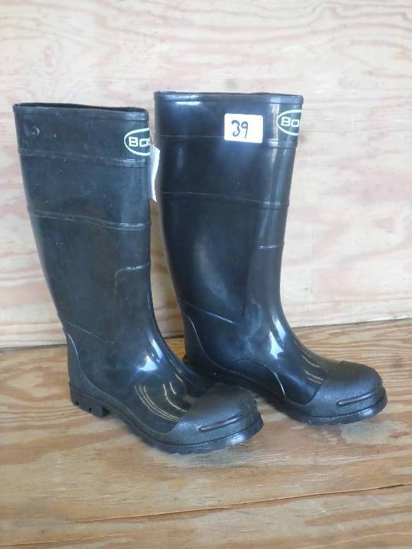 lot 39 image: Like New Pair Of Boss Size 9 Rubber...