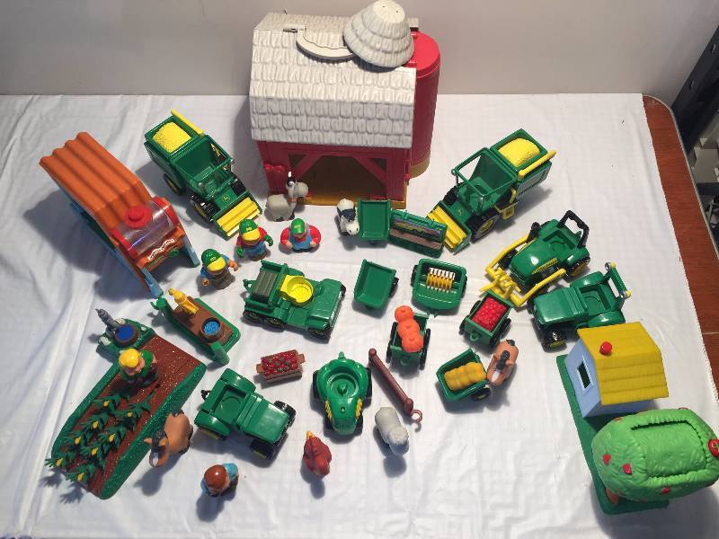 JOHN DEERE TOY FARM SET
