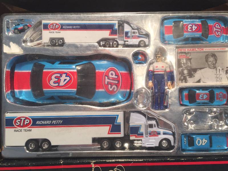 RICHARD PETTY COLLOECTOR SET