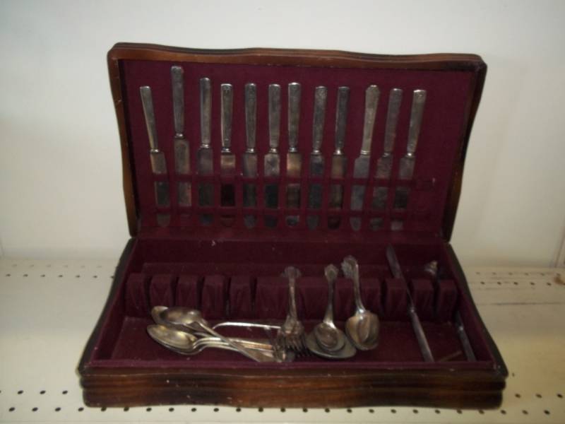 lot 9 image: Silverware with wood case