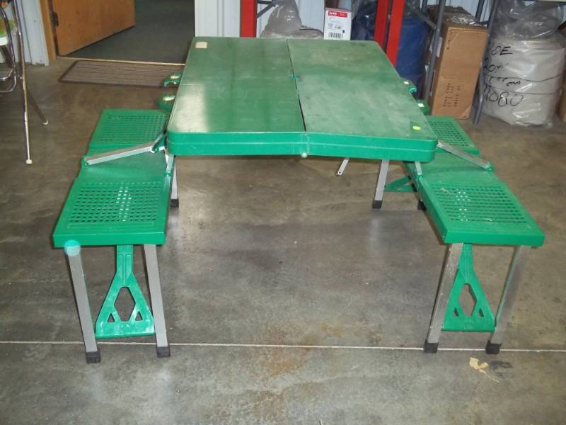 lot 11 image: Folding picnic table