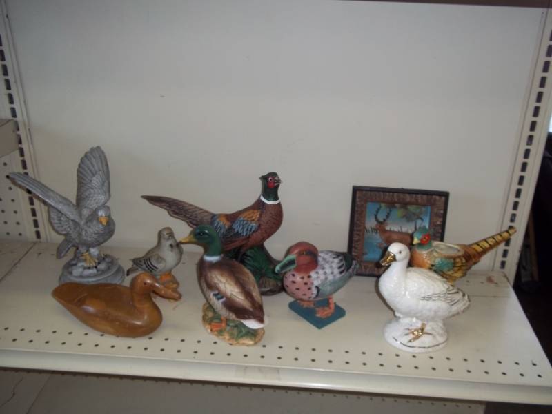 lot 16 image: Wildlife dcor ceramic with picture and wood duck
