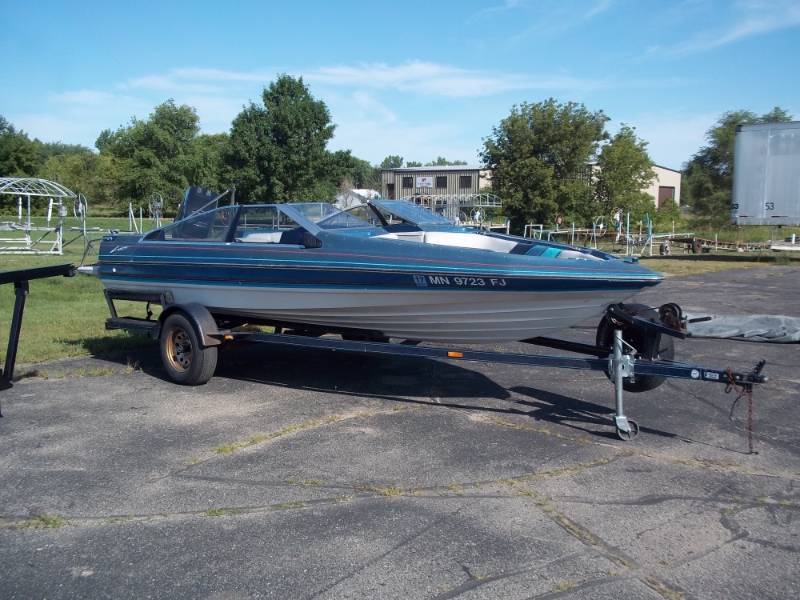 lot 17 image: 1988 Bayliner boat with trailer and 125 Force outboard