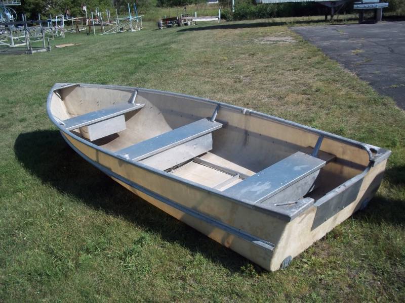 lot 18 image: 14 Hudson Bay Fiberglass boat