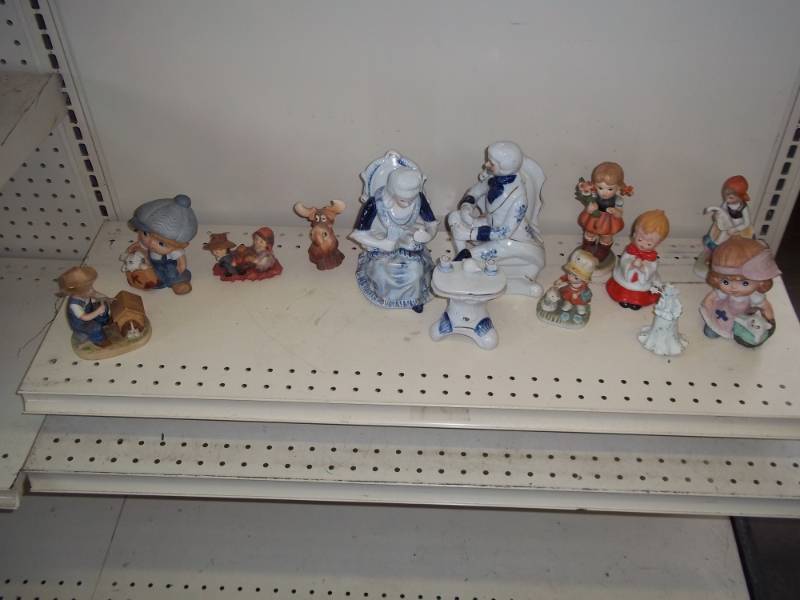 lot 28 image: Ceramic dcor children and blue couple at table