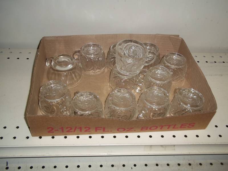 lot 41 image: 13 Glass coffee cups