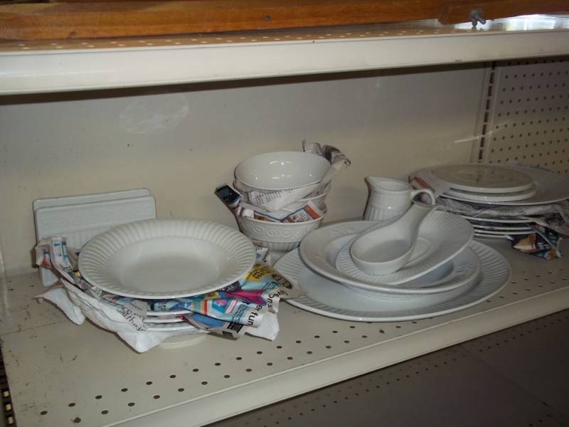 lot 42 image: White plate set with napkin holder