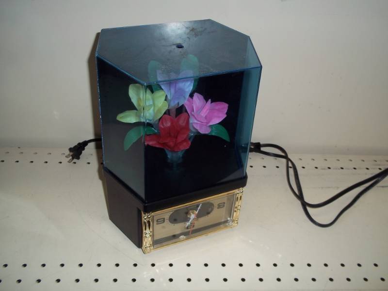 lot 60 image: Flower dcor clock