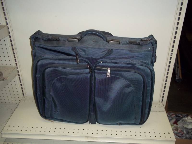 lot 73 image: Samsonite luggage with wheels