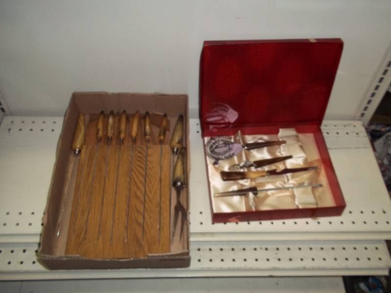lot 81 image: Knife set with wood knife holder