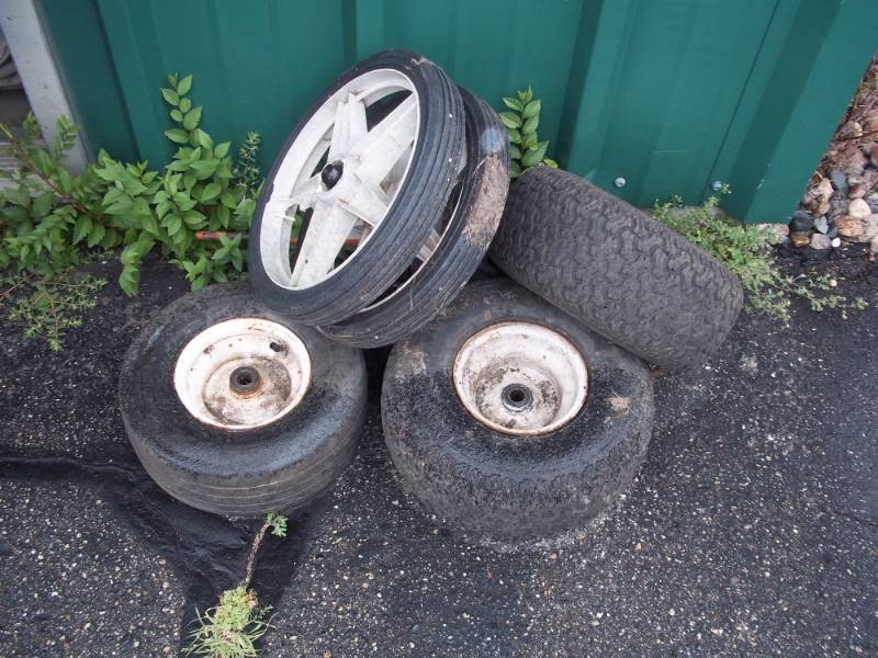 lot 100 image: Lawn mower wheels