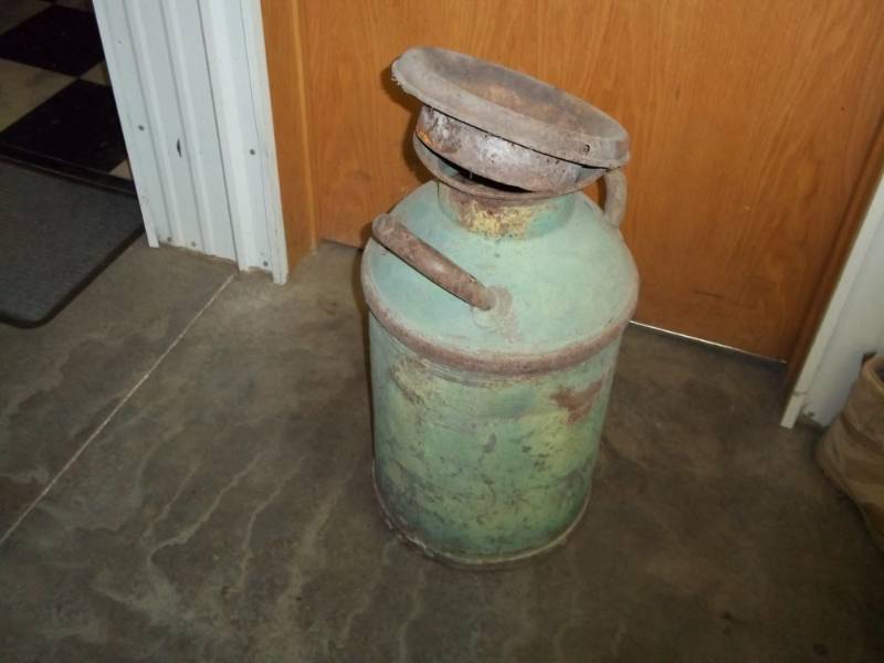 lot 114 image: Green cream can