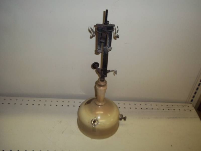 lot 115 image: vintage lamp