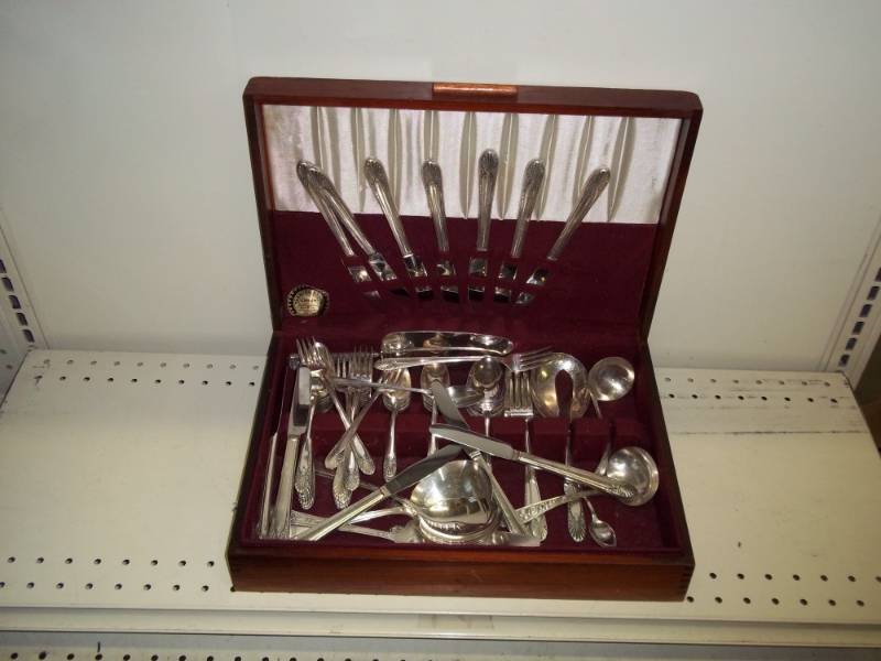 lot 117 image: Silverware set with tarnish proof chest