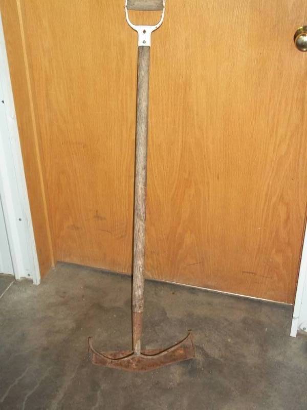 lot 119 image: Vintage weed cutter  scraper  sod lifter tool