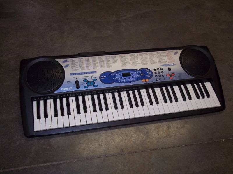 lot 130 image: Casio electric keyboard