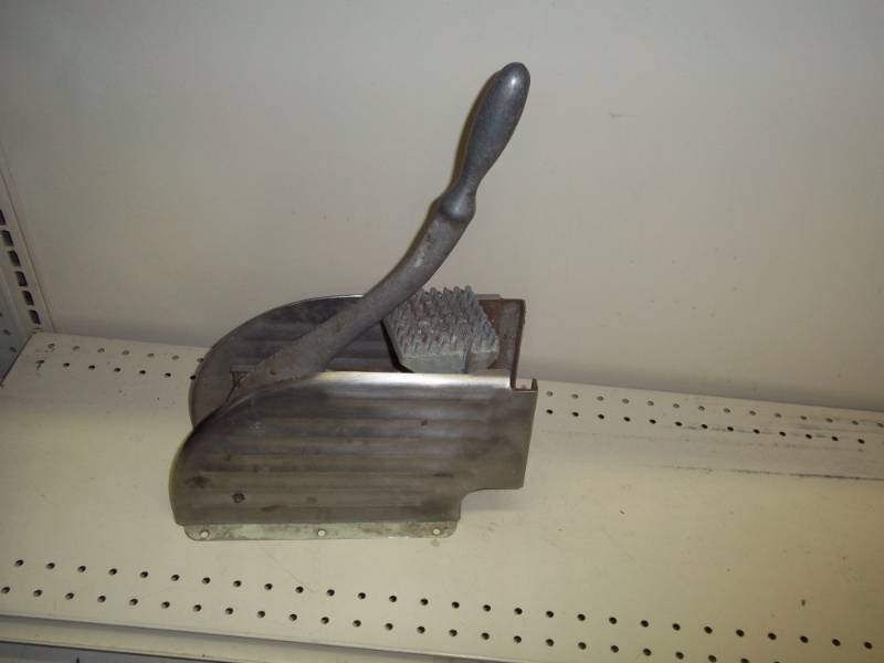 lot 137 image: Vintage Meat tenderizer
