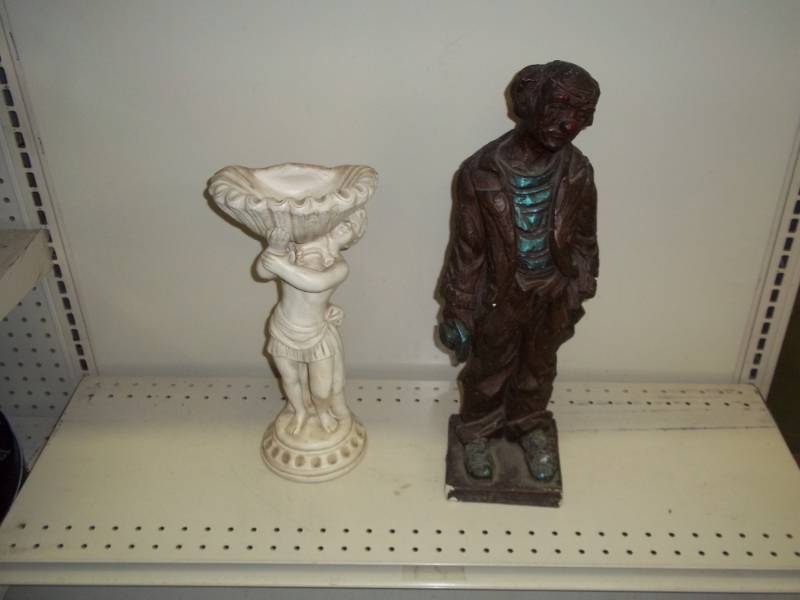 lot 141 image: Pair of garden dcor
