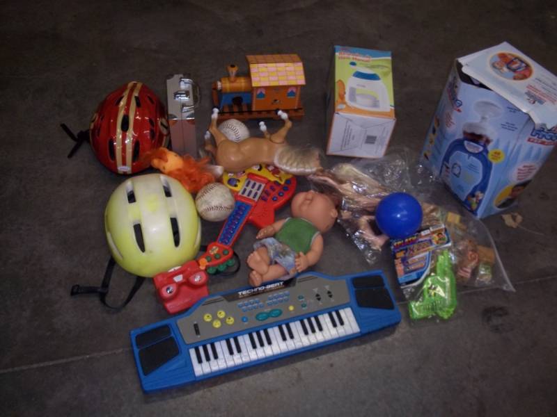 lot 145 image: Large  lot of kids toys