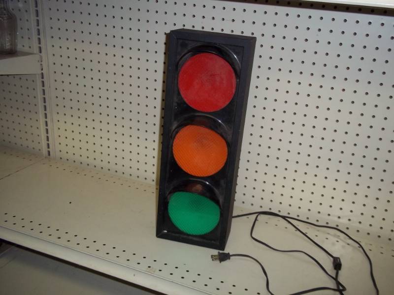 lot 150 image: Stop light dcor, tested and works