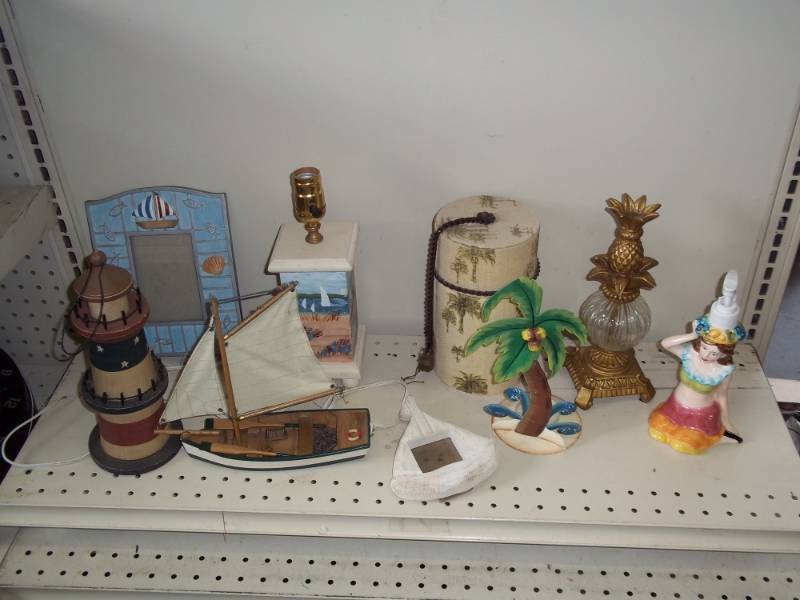 lot 168 image: Seaside dcor